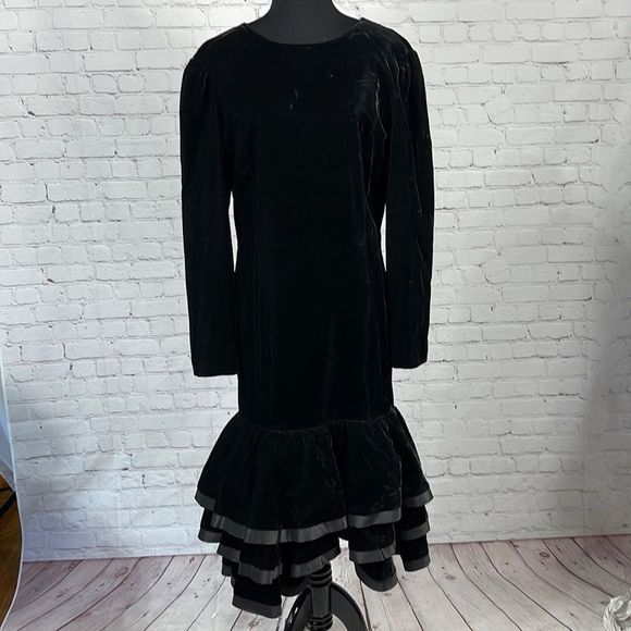 Vintage Louis Feraud Black Velvet Dress Low V-Back Ruffles Bow SIze 10 - Picture 6 of 16